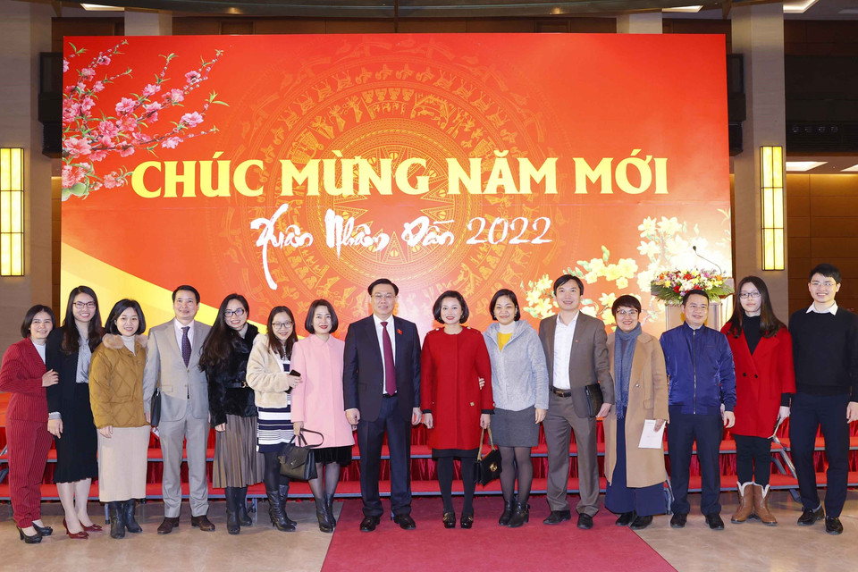 Chủ tịch Quốc hội Vương Đình Huệ chụp ảnh chung các đại biểu. (Ảnh: Doãn Tấn/TTXVN)