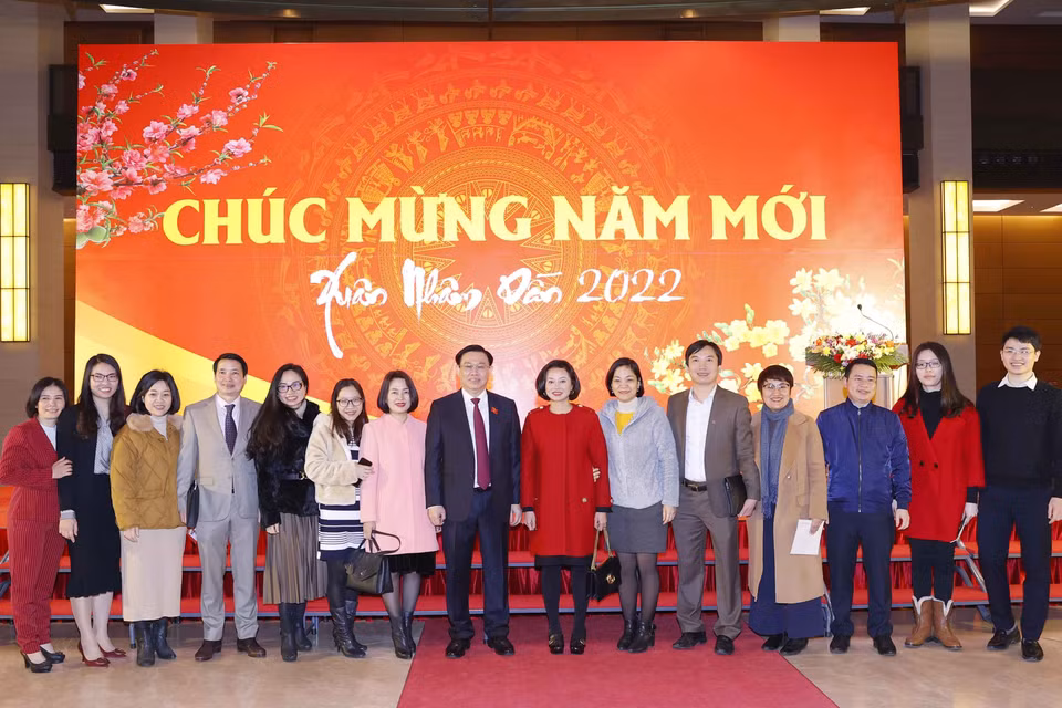 Chủ tịch Quốc hội Vương Đình Huệ chụp ảnh chung các đại biểu. (Ảnh: Doãn Tấn/TTXVN)