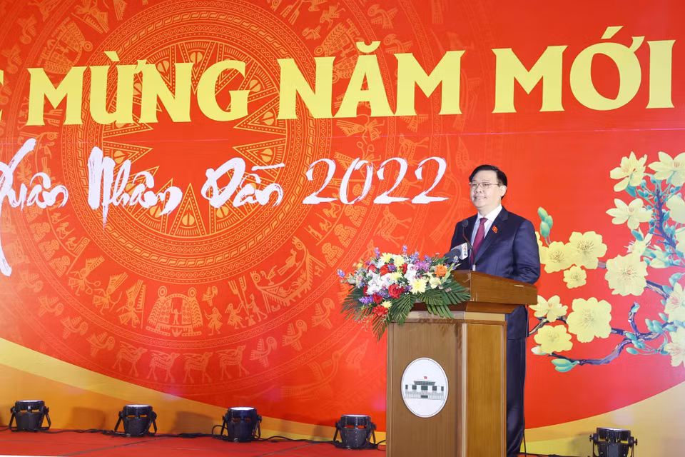Chủ tịch Quốc hội Vương Đình Huệ chúc Tết các đại biểu. (Ảnh: Doãn Tấn/TTXVN)