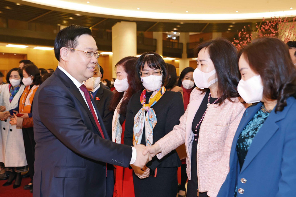 Hình ảnh Chủ tịch Quốc hội Vương Đình Huệ chúc Tết các đại biểu. (Ảnh: Doãn Tấn/TTXVN)