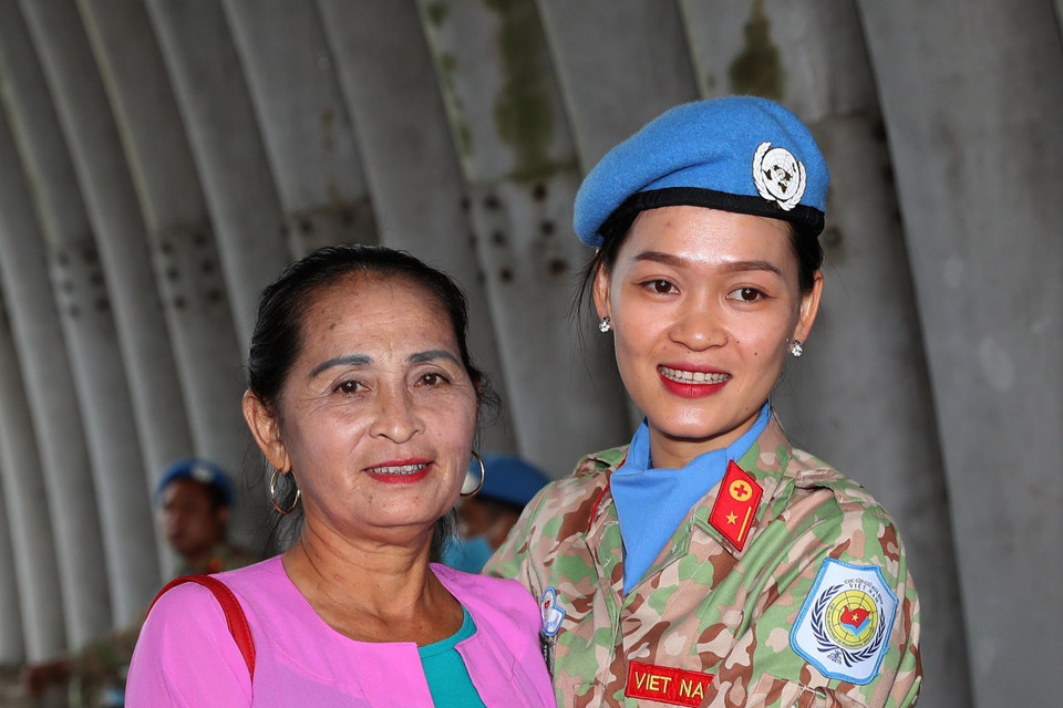 Người mẹ dân tộc Mường (Hòa Bình) tiễn con lên đường. (Ảnh: Trọng Đức/TTXVN)