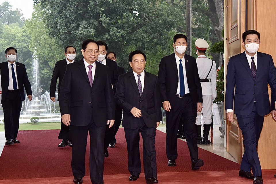 Thủ tướng Phạm Minh Chính đón Thủ tướng Lào Phankham Viphavanh đến dự kỳ họp lần thứ 44 Ủy ban liên Chính phủ Việt Nam-Lào. (Ảnh: Dương Giang/TTXVN)