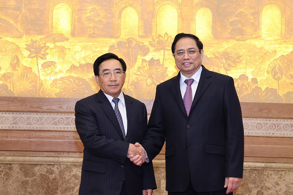 Thủ tướng Phạm Minh Chính và Thủ tướng Lào Phankham Viphavanh chụp ảnh chung. (Ảnh: Dương Giang/TTXVN)