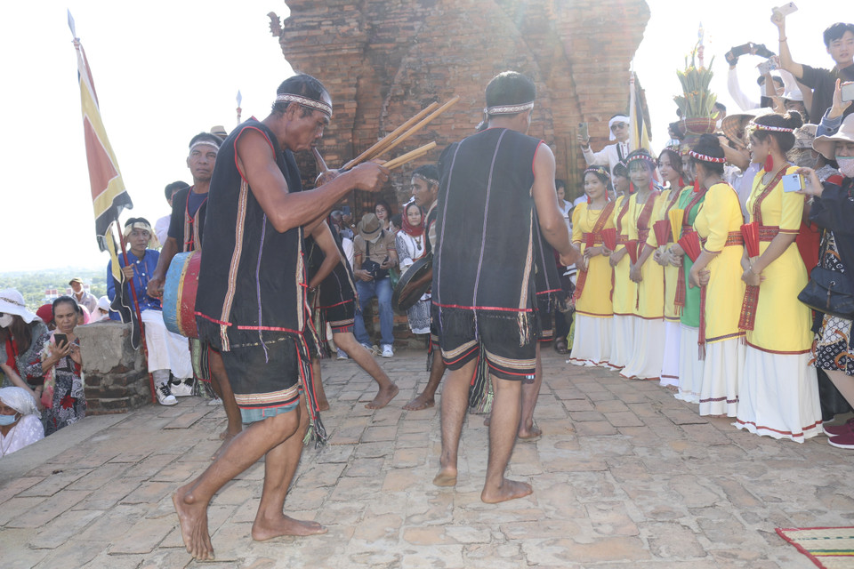 Đồng bào Raglai biểu diễn nghệ thuật chung vui trong lễ hội Katê năm 2022. (Ảnh: Nguyễn Thành/TTXVN)