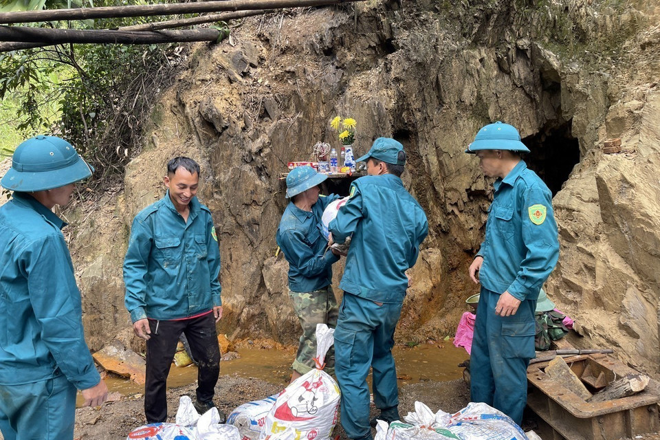 Các lực lượng tại bãi vàng Nậm Suổng tiến hành xúc đất vào bao tải để vận chuyển vào hầm che đậy vật liệu nổ tạo độ nén và sức công phá lớn. (Ảnh: Việt Hoàng/TTXVN)