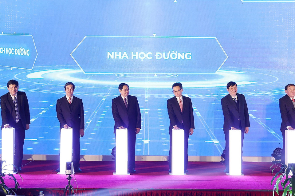 Hình ảnh Thủ tướng Phạm Minh Chính và các đại biểu thực hiện nghi thức công bố. (Ảnh: Dương Giang/TTXVN)