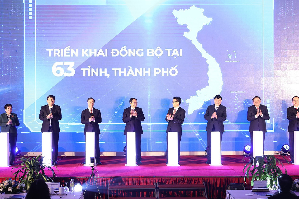 Thủ tướng Phạm Minh Chính và các đại biểu thực hiện nghi thức công bố. (Ảnh: Dương Giang/TTXVN)