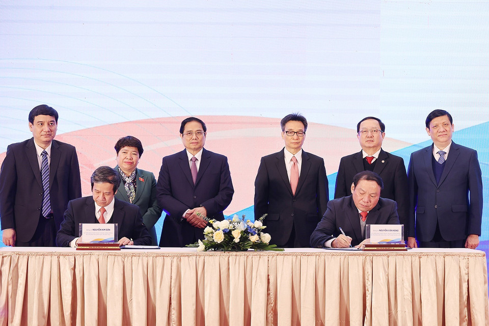 Chiều 10/2 tại Hà Nội, Thủ tướng Phạm Minh Chính dự lễ công bố chương trình sức khỏe học đường giai đoạn 2021-2025 nhằm mục tiêu duy trì, đẩy mạnh hoạt động giáo dục; chăm sóc, bảo vệ, quản lý sức khỏe trẻ em, học sinh trong các cơ sở giáo dục mầm non, phổ thông và trường chuyên biệt nhằm bảo đảm sự phát triển toàn diện về thể chất, tinh thần cho học sinh. (Ảnh: Dương Giang/TTXVN)