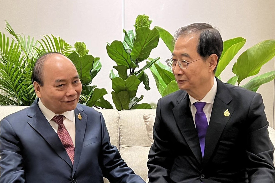 Chủ tịch nước Nguyễn Xuân Phúc với Thủ tướng Hàn Quốc Han Duck Soo. (Ảnh: Thống Nhất/TTXVN)