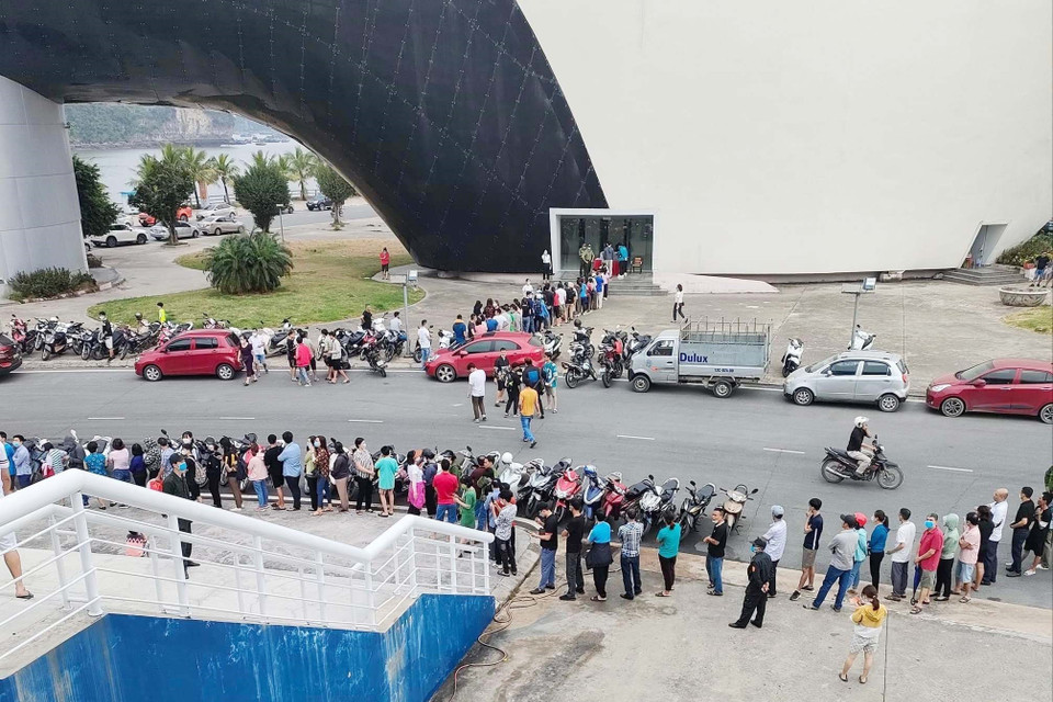 Tại cung quy hoạch, hội chợ và triển lãm tỉnh Quảng Ninh sáng 21/5, từng dòng người kéo về nhận vé xem trận chung kết bóng đá nữ giữa Việt Nam và Thái Lan. (Ảnh: Thanh Vân/TTXVN) 