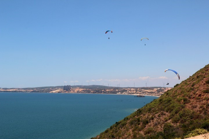 Tham gia dù lượn mạo hiểm, người chơi không chỉ được ngắm cảnh thiên nhiên tươi đẹp mà còn được thỏa niềm đam mê riêng của của riêng mình. (Ảnh: Nguyễn Thanh/TTXVN)