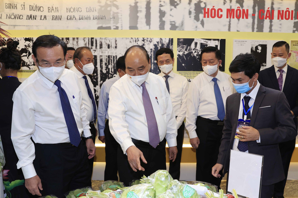  Hình ảnh Chủ tịch nước Nguyễn Xuân Phúc thăm khu trưng bày các sản phẩm tiêu biểu của huyện Hóc Môn và Củ Chi. (Ảnh: Thống Nhất/TTXVN)