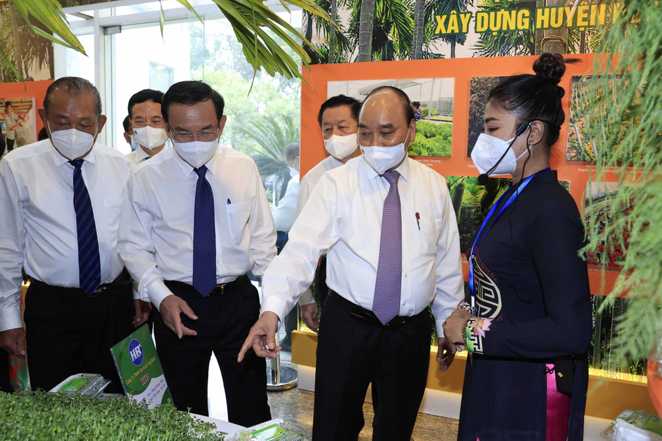 Chủ tịch nước Nguyễn Xuân Phúc tham quan phòng truyền thống của huyện Hóc Môn. (Ảnh: Thống Nhất/TTXVN)