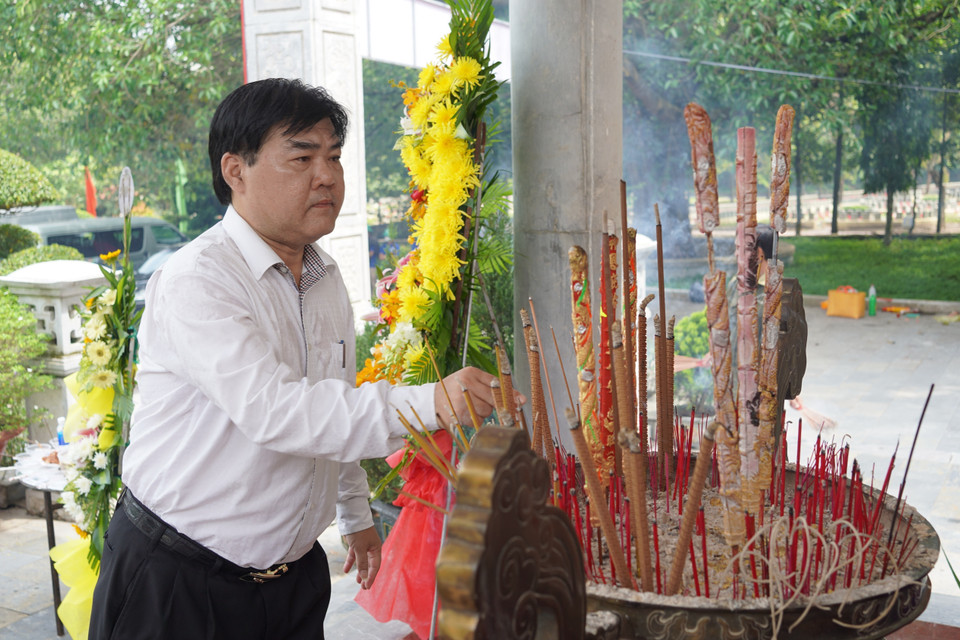 Ông Nguyễn Quốc Tuấn, Bí thư Đảng ủy, Giám đốc Cơ quan Thông tấn xã Việt Nam khu vực phía Nam, dâng hương tại Nghĩa trang Liệt sỹ Đồi 82 (huyện Tân Biên, tỉnh Tây Ninh). (Ảnh: Thanh Tân/TTXVN)