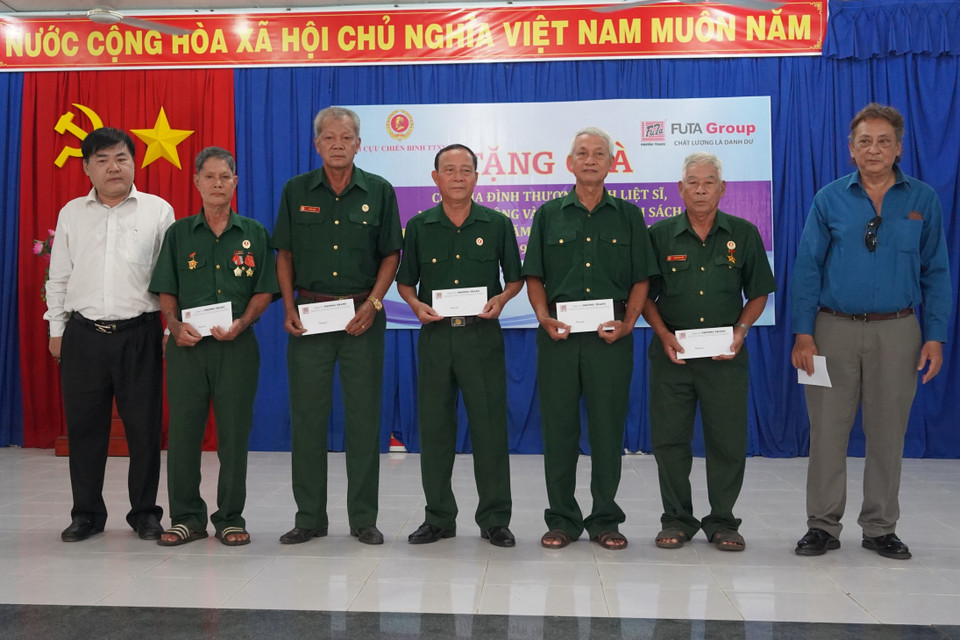 Tặng quà cho các gia đình thương binh, liệt sỹ, người có công trên địa bàn huyện Tân Biên, tỉnh Tây Ninh. (Ảnh: Thanh Tân/TTXVN)