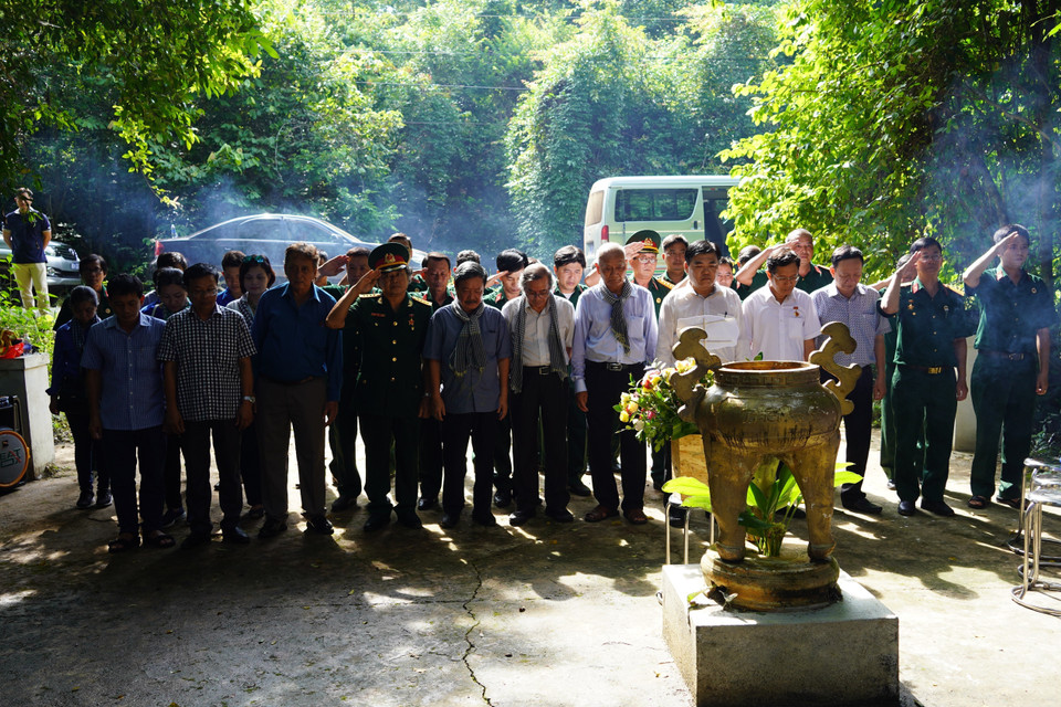 Phút mặc niệm để tưởng nhớ đến các anh hùng liệt sỹ tại Bia Thông tấn xã Giải phóng. (Ảnh: Thanh Tân/TTXVN)