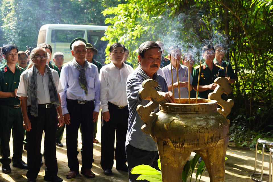 Nguyên lãnh đạo Cơ quan Thông tấn xã Việt Nam khu vực phía Nam thắp hương tại Bia Thông tấn xã Giải phóng. (Ảnh: Thanh Tân/TTXVN)