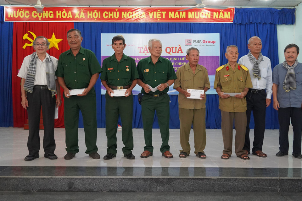 Tặng quà cho các gia đình thương binh, liệt sỹ, người có công trên địa bàn huyện Tân Biên, tỉnh Tây Ninh. (Ảnh: Thanh Tân/TTXVN)