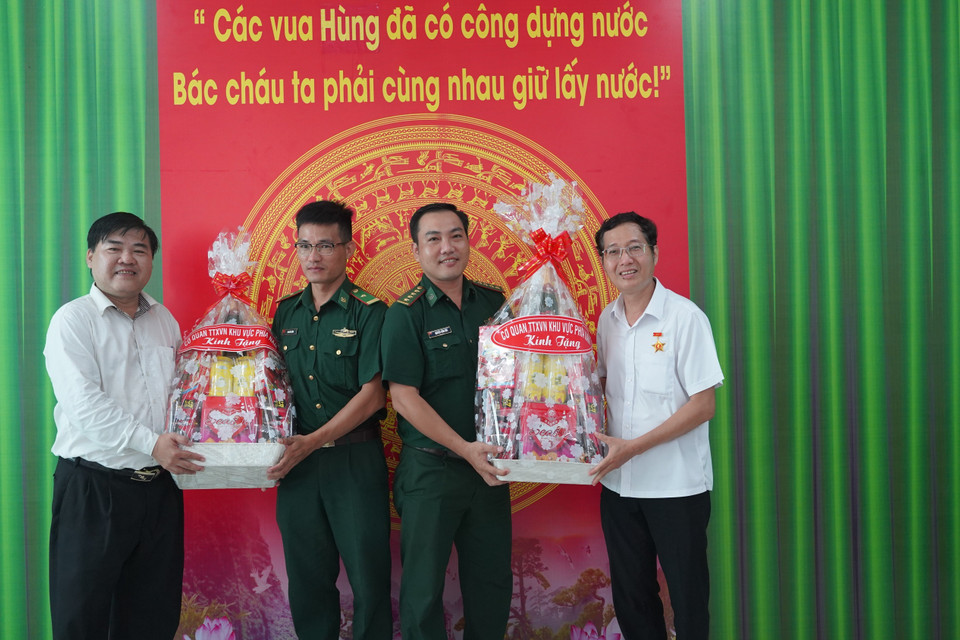 Ông Nguyễn Quốc Tuấn, Bí thư Đảng ủy, Giám đốc Cơ quan Thông tấn xã Việt Nam khu vực phía Nam (bìa trái) và lãnh đạo Công ty trách nhiệm hữu hạn một thành viên ITAXA tặng quà cho lãnh đạo Đồn Biên phòng Tân Phú và Đồn Biên phòng quốc tế Tân Nam. (Ảnh: Thanh Tân/TTXVN)