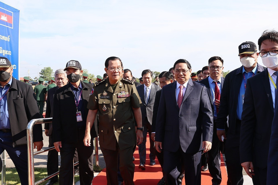 Thủ tướng Phạm Minh Chính đón Thủ tướng Campuchia Samdech Techo Hun Sen sang thăm điểm dừng chân trong hành trình cứu nước tại Khu vực X16. Đây là hoạt động trong Chương trình Lễ kỷ niệm 45 năm Con đường tiến tới đánh đổ chế độ diệt chủng Pol Pot của Thủ tướng Campuchia Hun Sen (Ảnh: Dương Giang/TTXVN)