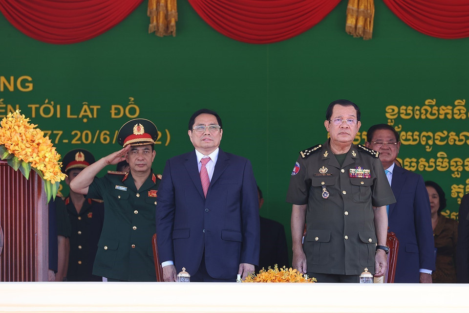 Thủ tướng Campuchia Samdech Techo Hun Sen và Thủ tướng Phạm Minh Chính dự Lễ kỷ niệm 45 năm Con đường tiến tới đánh đổ chế độ diệt chủng Pol Pot. (Ảnh: Dương Giang/TTXVN)