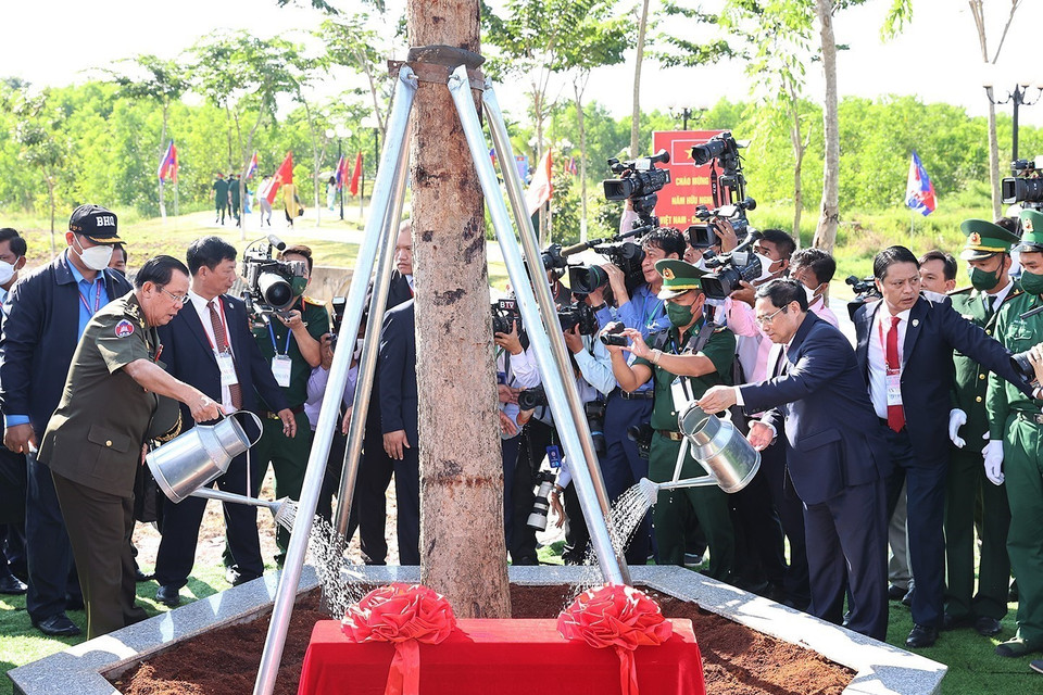 Thủ tướng Phạm Minh Chính và Thủ tướng Campuchia Samdech Techo Hun Sen trồng cây hữu nghị tại khu vực X16. (Ảnh: Dương Giang/TTXVN)