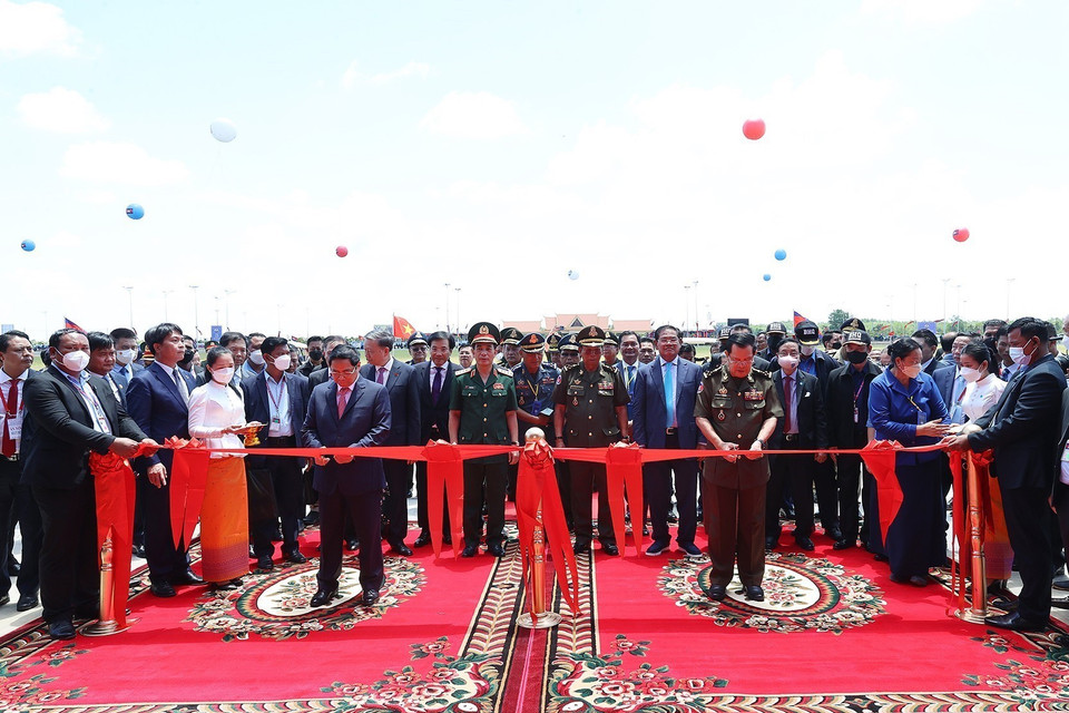 Thủ tướng Phạm Minh Chính và Thủ tướng Campuchia Samdech Techo Hun Sen cắt băng khánh thành Nhà hữu nghị. (Ảnh: Dương Giang/TTXVN)