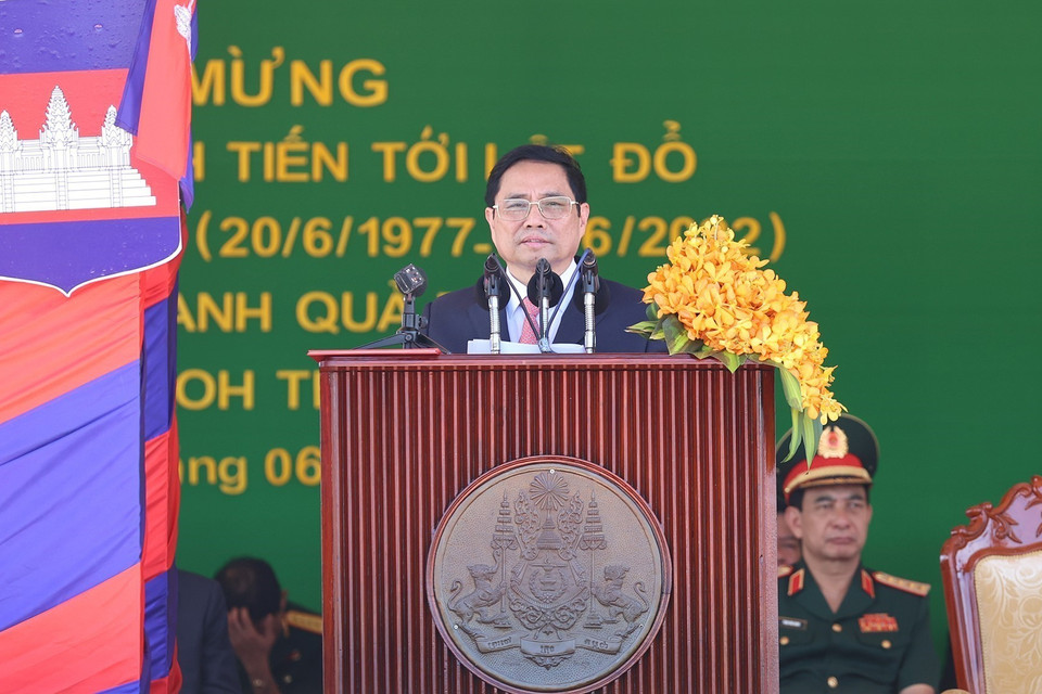 Thủ tướng Phạm Minh Chính phát biểu tại lễ kỷ niệm 45 năm Con đường tiến tới đánh đổ chế độ diệt chủng Pol Pot của Thủ tướng Campuchia Hun Sen. (Ảnh: Dương Giang/TTXVN)