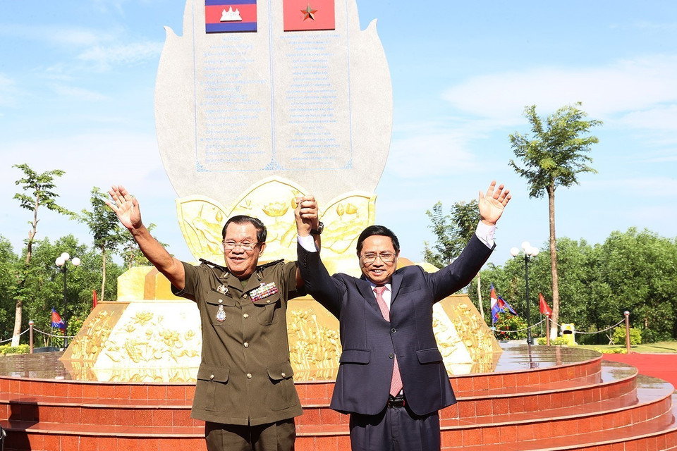 Thủ tướng Phạm Minh Chính và Thủ tướng Campuchia Samdech Techo Hun Sen chụp ảnh chung tại Khu vực X6. (Ảnh: Dương Giang/TTXVN)