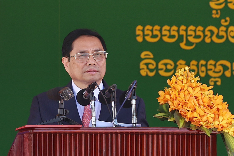 Thủ tướng Phạm Minh Chính phát biểu tại lễ kỷ niệm 45 năm Con đường tiến tới đánh đổ chế độ diệt chủng Pol Pot của Thủ tướng Campuchia Hun Sen. (Ảnh: Dương Giang/TTXVN)