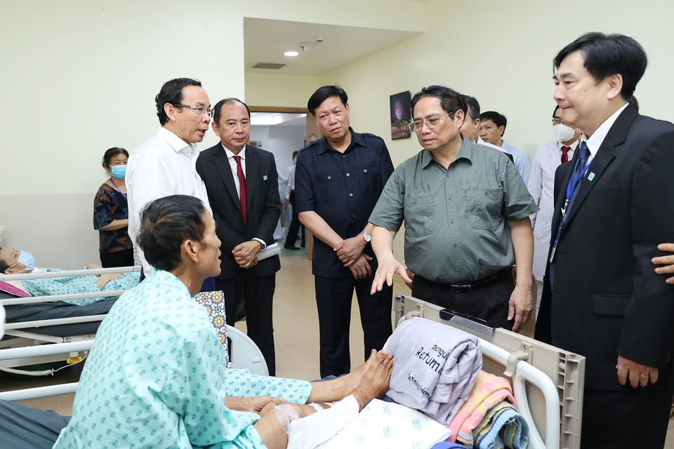 Hình ảnh Thủ tướng Phạm Minh Chính thăm hỏi bệnh nhân đang điều trị tại Bệnh viện Ung Bướu Thành phố Hồ Chí Minh cơ sở 2. (Ảnh: Dương Giang/TTXVN)