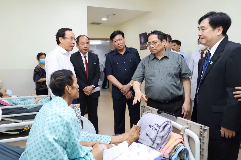 Hình ảnh Thủ tướng Phạm Minh Chính thăm hỏi bệnh nhân đang điều trị tại Bệnh viện Ung Bướu Thành phố Hồ Chí Minh cơ sở 2. (Ảnh: Dương Giang/TTXVN)