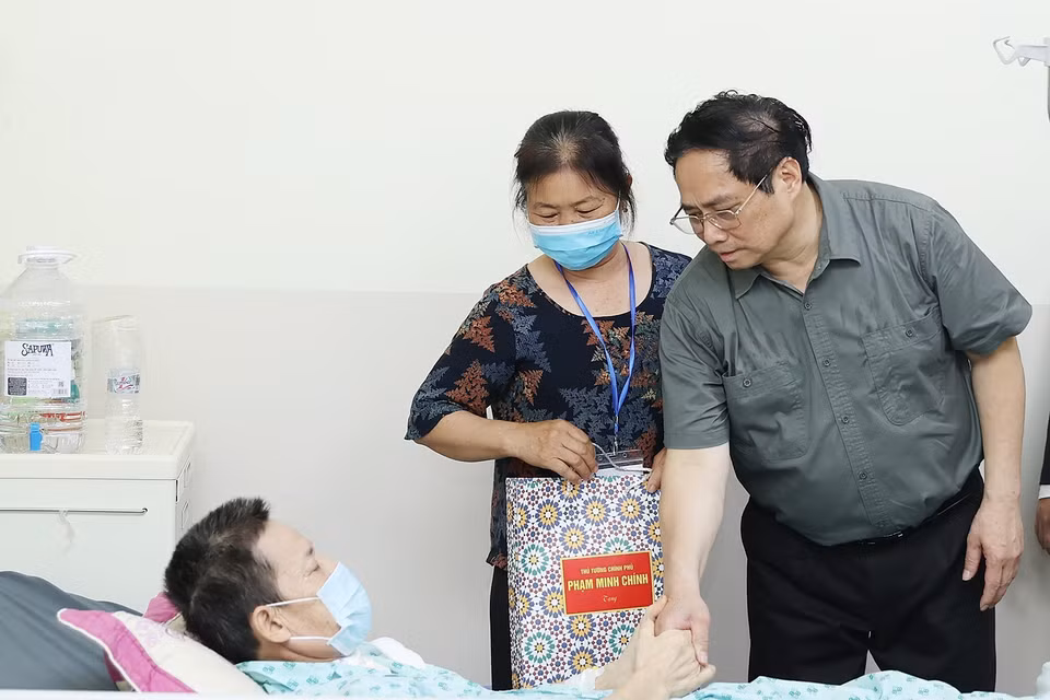 Thủ tướng Phạm Minh Chính thăm bệnh nhân đang điều trị tại Bệnh viện Ung Bướu Thành phố Hồ Chí Minh cơ sở 2. (Ảnh: Dương Giang/TTXVN)