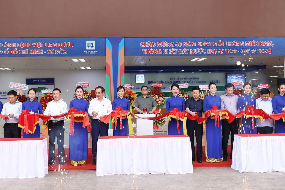 Thủ tướng Phạm Minh Chính cùng các đại biểu cắt băng khánh thành Bệnh viện Ung Bướu Thành phố Hồ Chí Minh cơ sở 2. (Ảnh: Dương Giang/TTXVN)