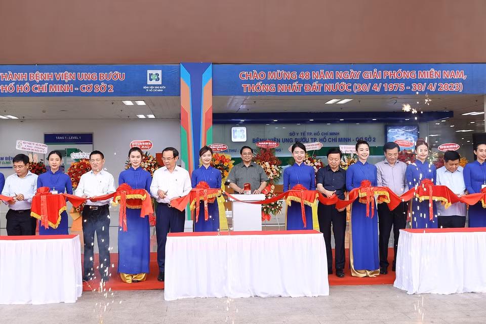 Thủ tướng Phạm Minh Chính cùng các đại biểu cắt băng khánh thành Bệnh viện Ung Bướu Thành phố Hồ Chí Minh cơ sở 2. (Ảnh: Dương Giang/TTXVN)