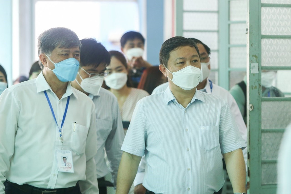 Ông Dương Anh Đức, Phó Chủ tịch Ủy ban Nhân dân Thành phố Hồ Chí Minh (bên phải) cùng ông Nguyễn Văn Hiếu, Giám đốc Sở Giáo dục và Đào tạo Thành phố Hồ Chí Minh tới kiểm tra tại điểm thi trường Trung học cơ sở Bàn Cờ (Quận 3). (Ảnh: Thu Hương/TTXVN)