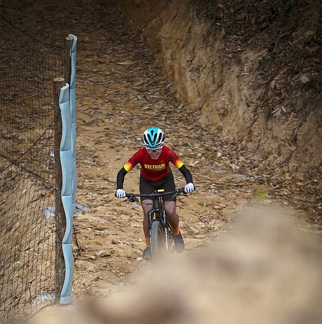 Vận động viên Đinh Thị Như Quỳnh tập luyện trên đường đua địa hình. (Ảnh: Trọng Đạt/TTXVN)