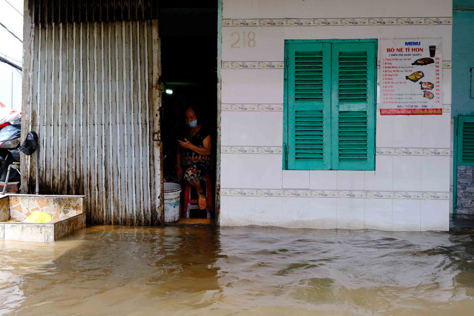 Nhiều nhà dân tại thành phố Cần Thơ bị ngập sâu do triều cường dâng cao. (Ảnh: Thanh Liêm/TTXVN)