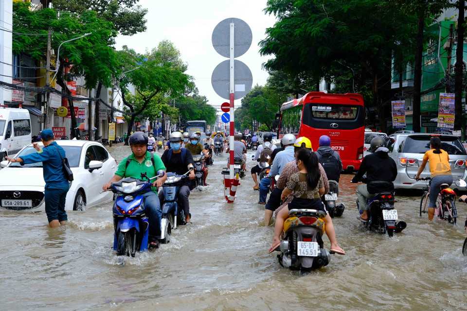 Triều cường dâng cao đã làm ngập nhiều tuyến đường ở khu vực trung tâm thành phố, ảnh hưởng đến giao thông cũng như sinh hoạt của người dân. (Ảnh: Thanh Liêm/TTXVN)