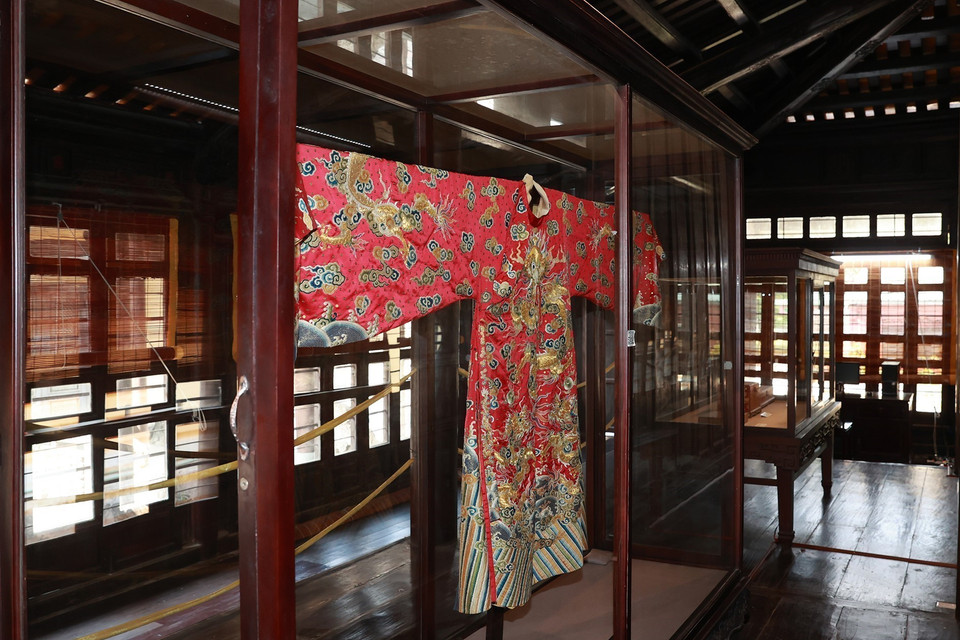 Trang phục cung đình thời Nguyễn lưu trữ tại Bảo tàng Cổ vật Cung đình Huế. (Ảnh: Dương Giang/TTXVN)