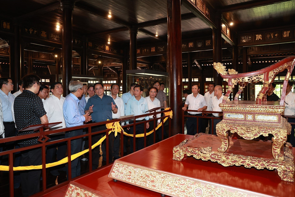 Thủ tướng Phạm Minh Chính đến thăm Bảo tàng Cổ vật Cung đình Huế, nơi lưu trữ hơn 300 hiện vật tiêu biểu triều Nguyễn ở Huế. (Ảnh: Dương Giang/TTXVN)