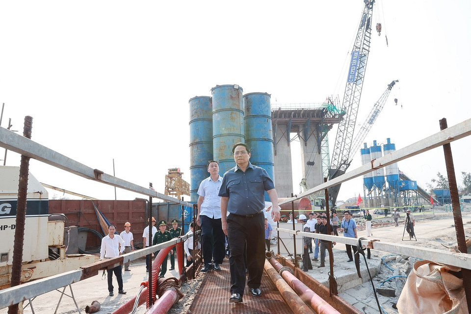 Thủ tướng Phạm Minh Chính kiểm tra tiến độ xây dựng cầu bắc qua cửa biển Thuận An thuộc tuyến đường ven biển. (Ảnh: Dương Giang/TTXVN)
