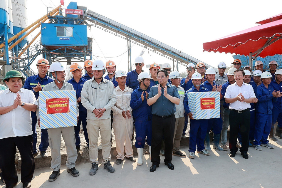 Thủ tướng Phạm Minh Chính tặng quà cho các đơn vị thi công Dự án xây dựng cầu bắc qua cửa biển Thuận An. (Ảnh: Dương Giang/TTXVN)