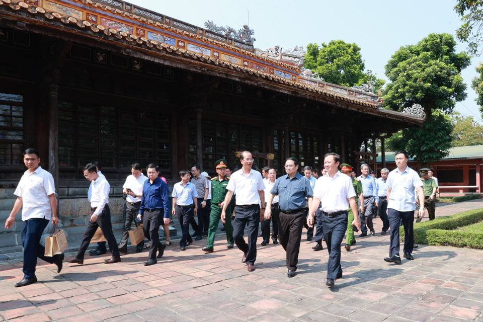 Thủ tướng Phạm Minh Chính thăm Bảo tàng Cổ vật Cung đình Huế. (Ảnh: Dương Giang/TTXVN)