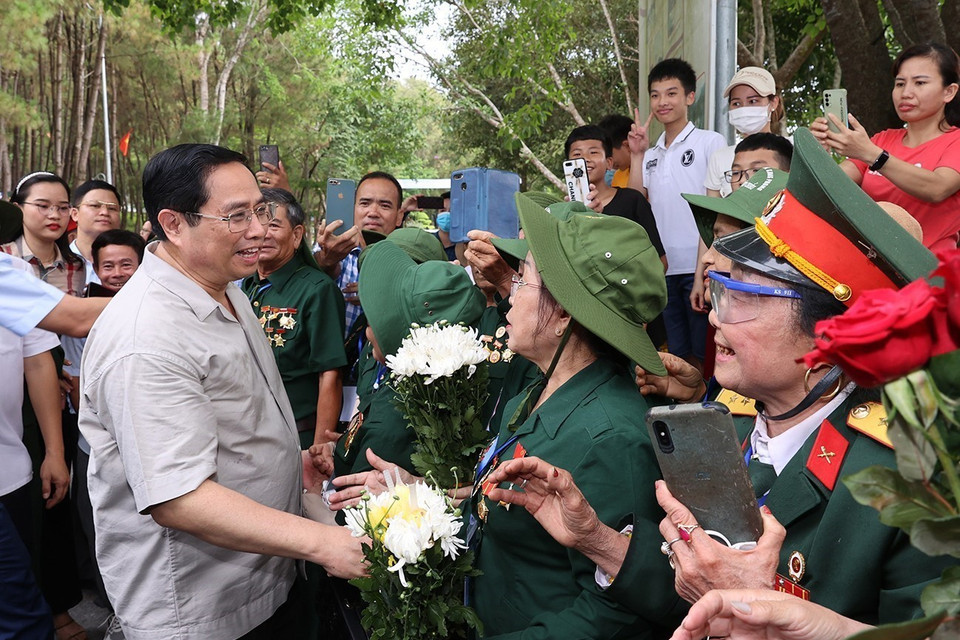 Hình ảnh Thủ tướng Phạm Minh Chính gặp gỡ, thăm hỏi các cựu thanh niên xung phong tại Ngã ba Đồng Lộc. (Ảnh: Dương Giang/TTXVN)
