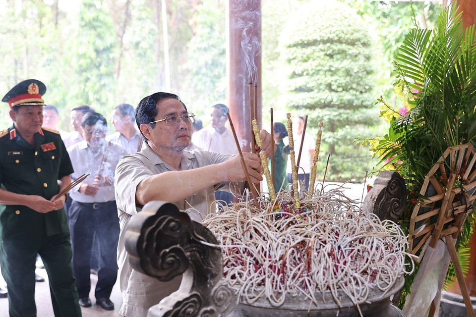 Thủ tướng Phạm Minh Chính dâng hương, hoa tại Nhà bia tưởng niệm liệt sỹ thanh niên xung phong toàn quốc. (Ảnh: Dương Giang/TTXVN)