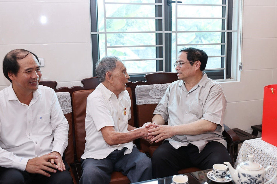 Thủ tướng Phạm Minh Chính thăm ông Nguyễn Văn Minh, 95 tuổi, cán bộ tiền khởi nghĩa, nguyên Bí thư Thị ủy Hà Tĩnh. (Ảnh: Dương Giang/TTXVN)