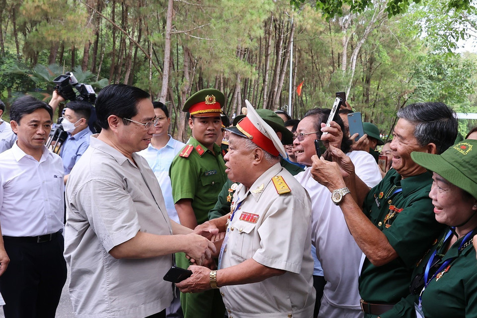 Thủ tướng Phạm Minh Chính gặp gỡ, thăm hỏi các cựu thanh niên xung phong tại Ngã ba Đồng Lộc. (Ảnh: Dương Giang/TTXVN)