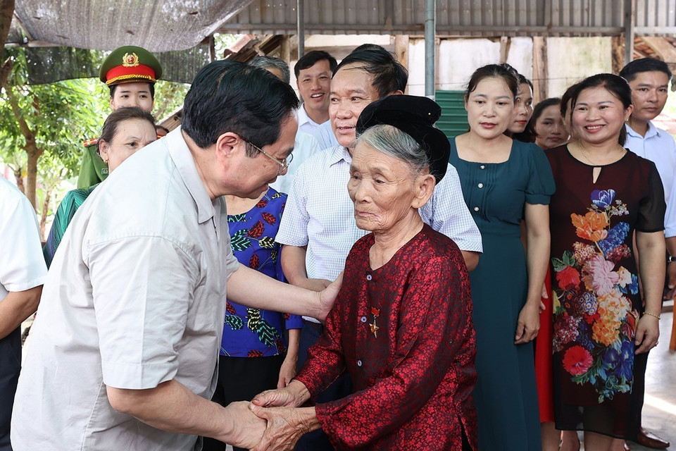 Thủ tướng Phạm Minh Chính thăm Mẹ Việt Nam anh hùng Nguyễn Thị Ả, 97 tuổi, có 2 con là liệt sỹ. (Ảnh: Dương Giang/TTXVN)