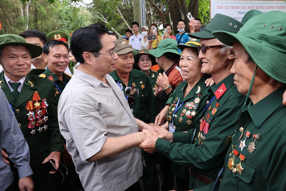 Thủ tướng Phạm Minh Chính gặp gỡ, thăm hỏi các cựu thanh niên xung phong tại Ngã ba Đồng Lộc. (Ảnh: Dương Giang/TTXVN)